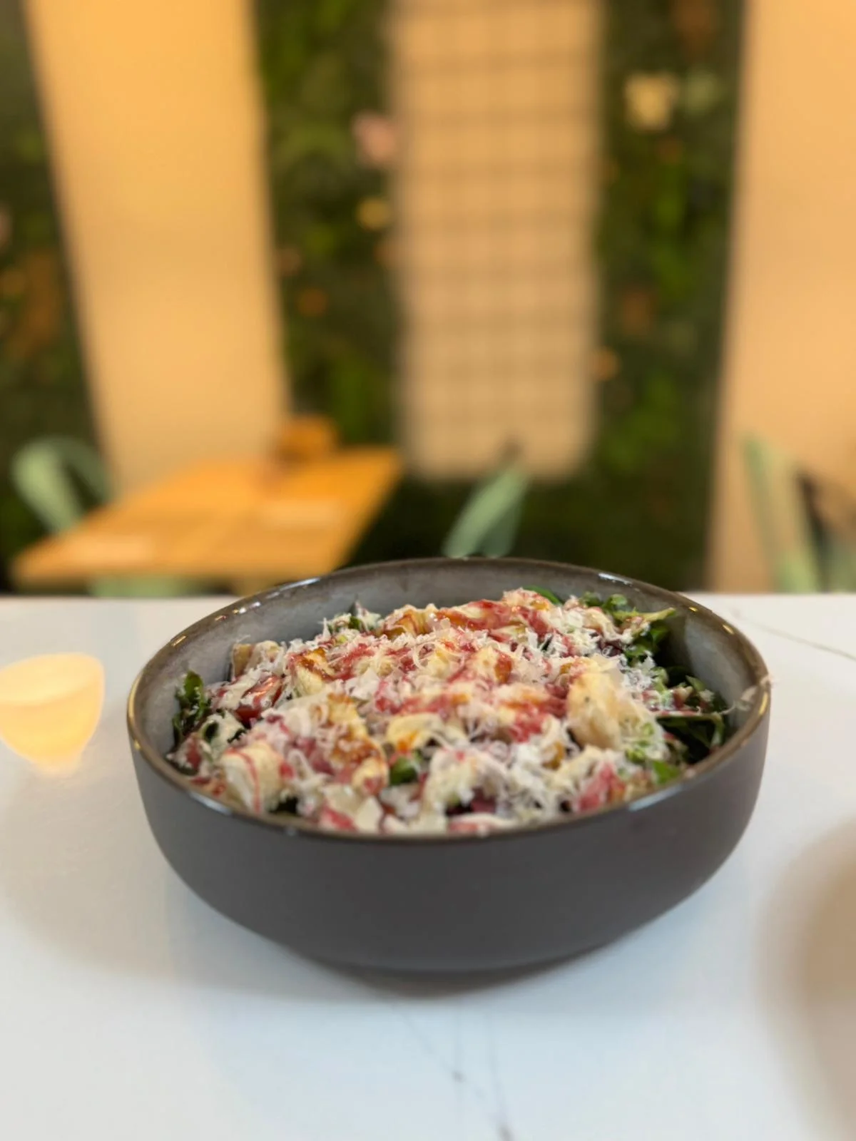 Ensalada con queso y jamón en Nomada Restaurant & Brunch, especialidad en desayunos y brunch en Figueres.