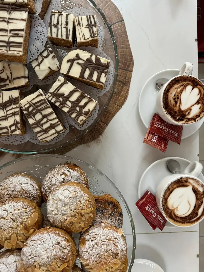 Deliciosos pasteles y café en Nomada Restaurant & Brunch, un lugar bohemio en el centro de Figueres para disfrutar de desayunos y brunch.