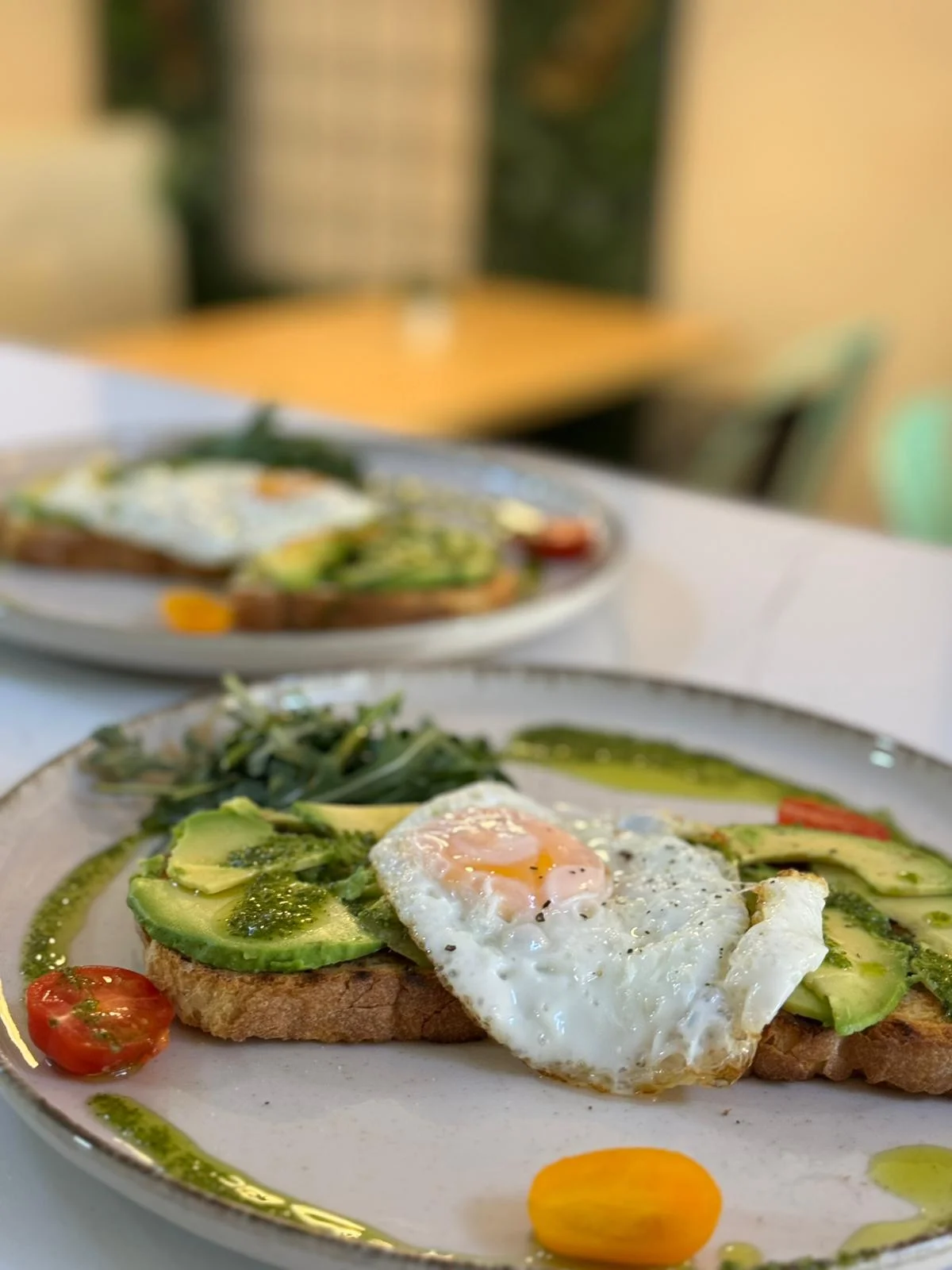 Tostada de aguacate con huevo en Nomada Restaurant & Brunch, especialidad en desayunos bohemios en Figueres.